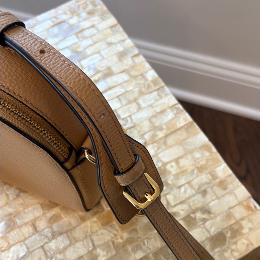 Marc Jacobs Camel TanCrossbody Pebble Shutter - Picture 3 of 13